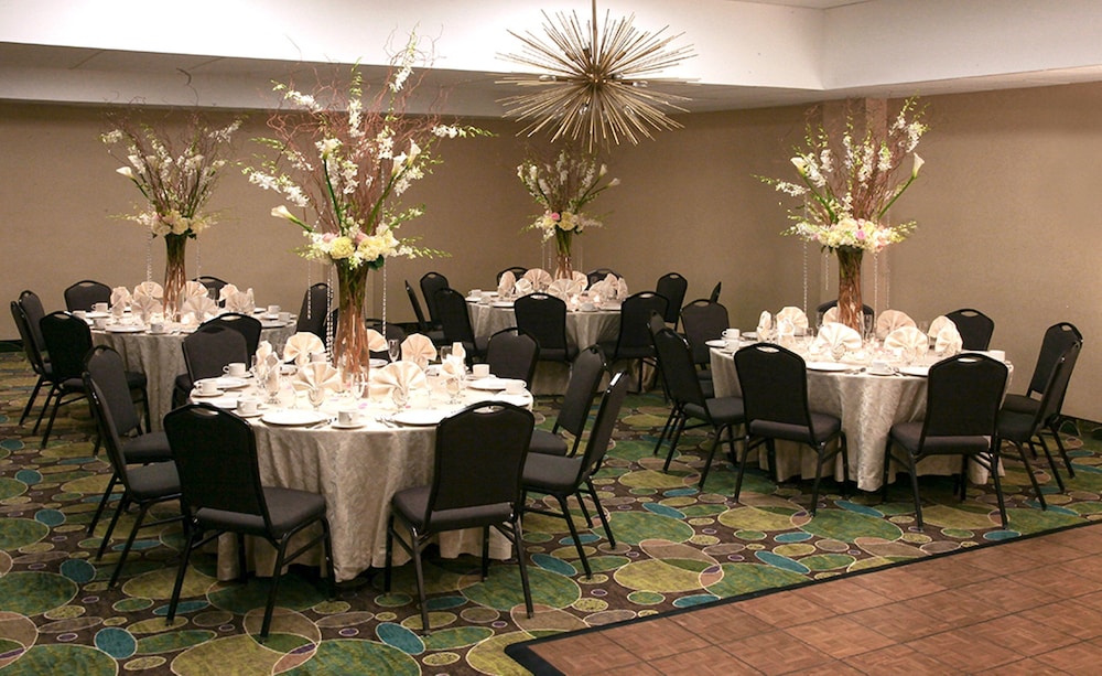 Holiday Inn Westbury-Long Island 51/64