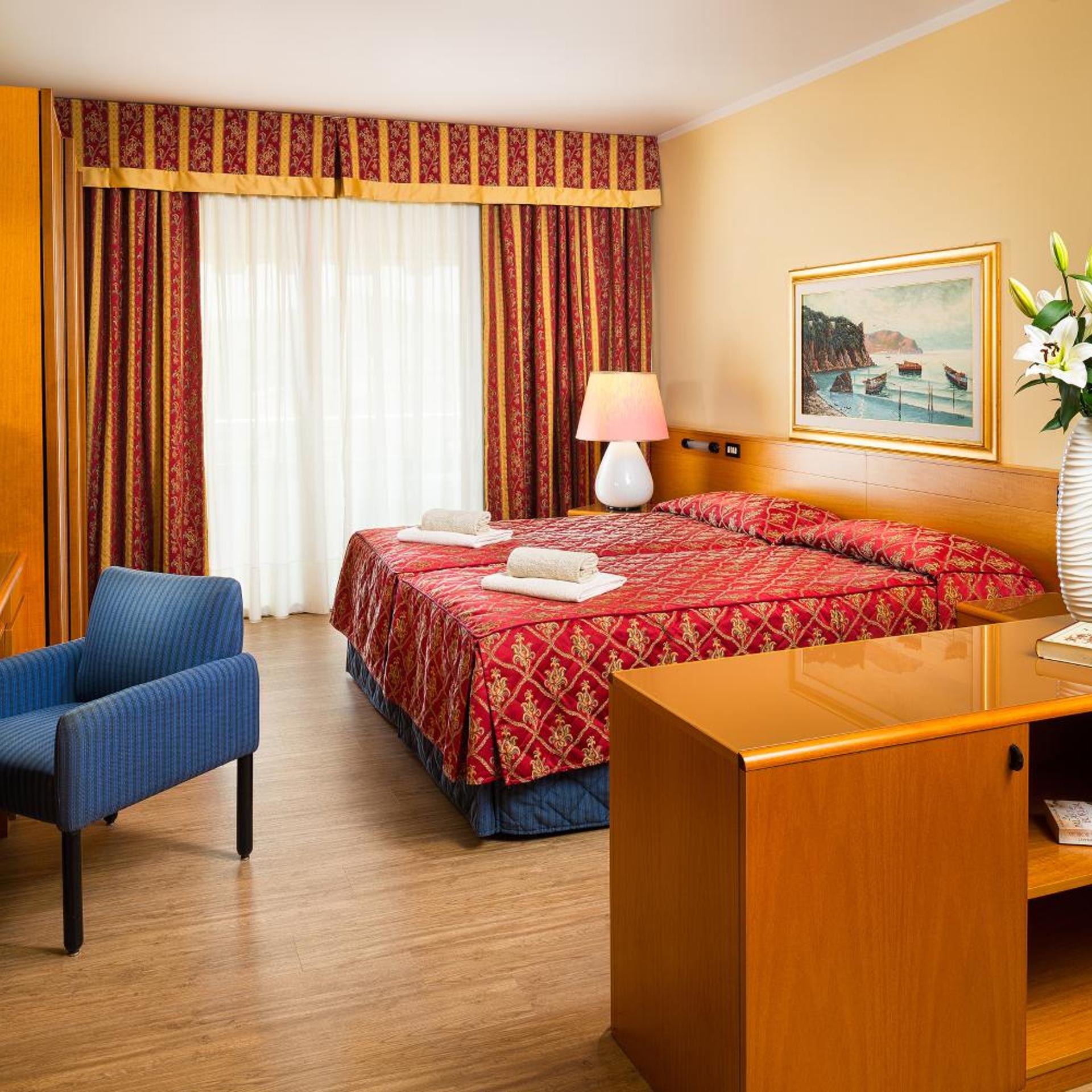 DELUXE, DOUBLE OR TWIN BED