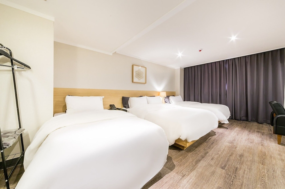 غرفة عائلية ثلاثية بسرير كوين وسريرين منفصلين، Pyeongtaek Stay Hotel 4/9