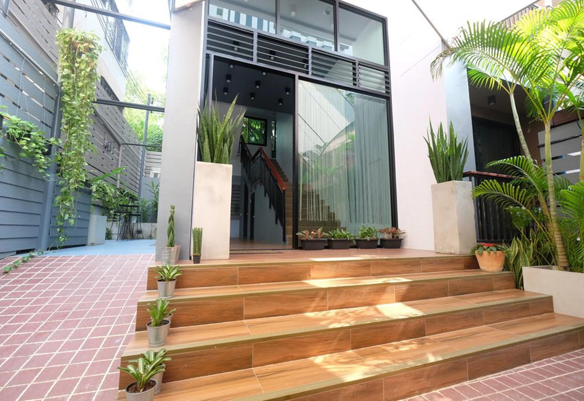 Red Door in BANGKOK