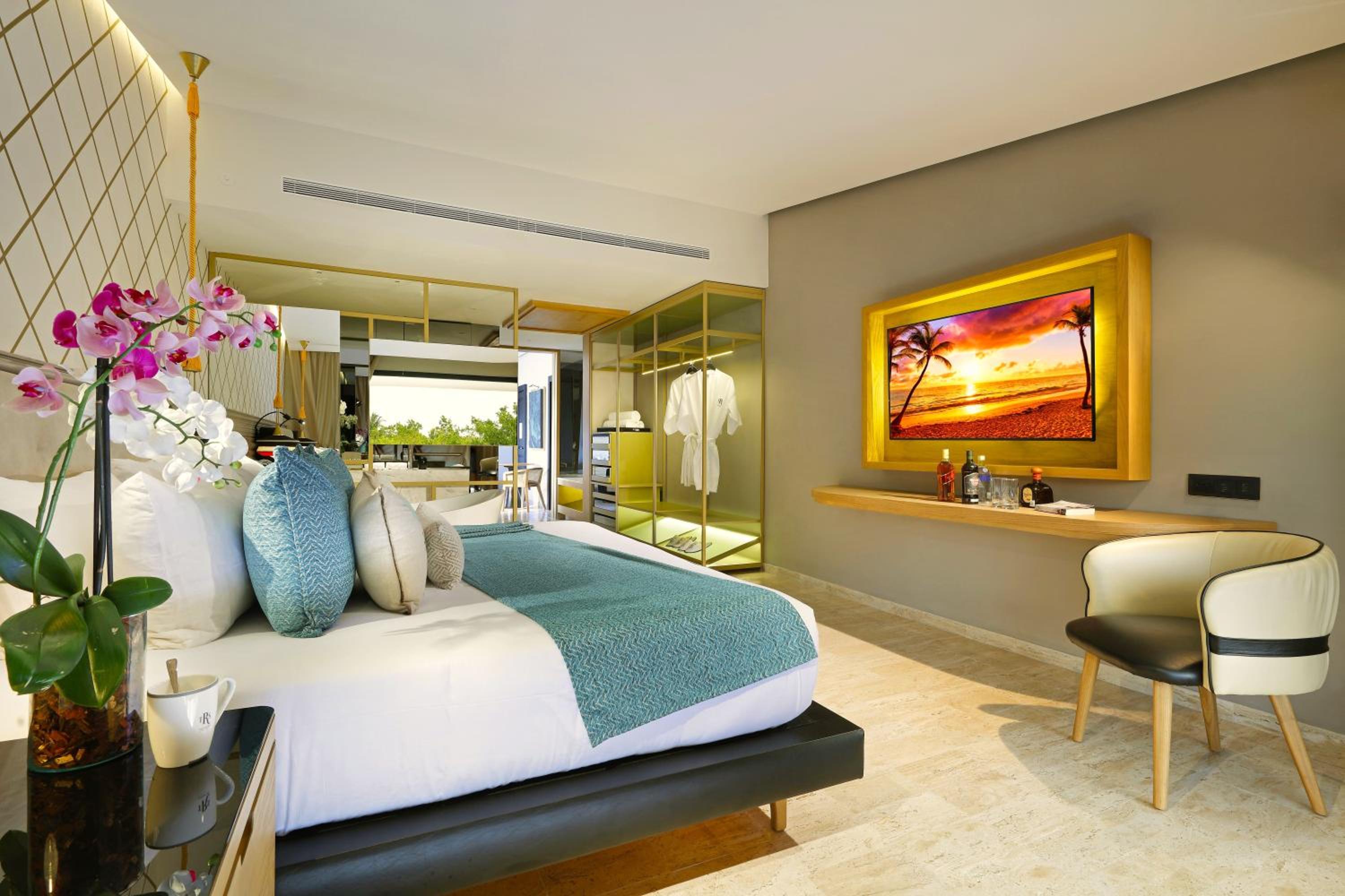 Suite, King Bed, Pool Side