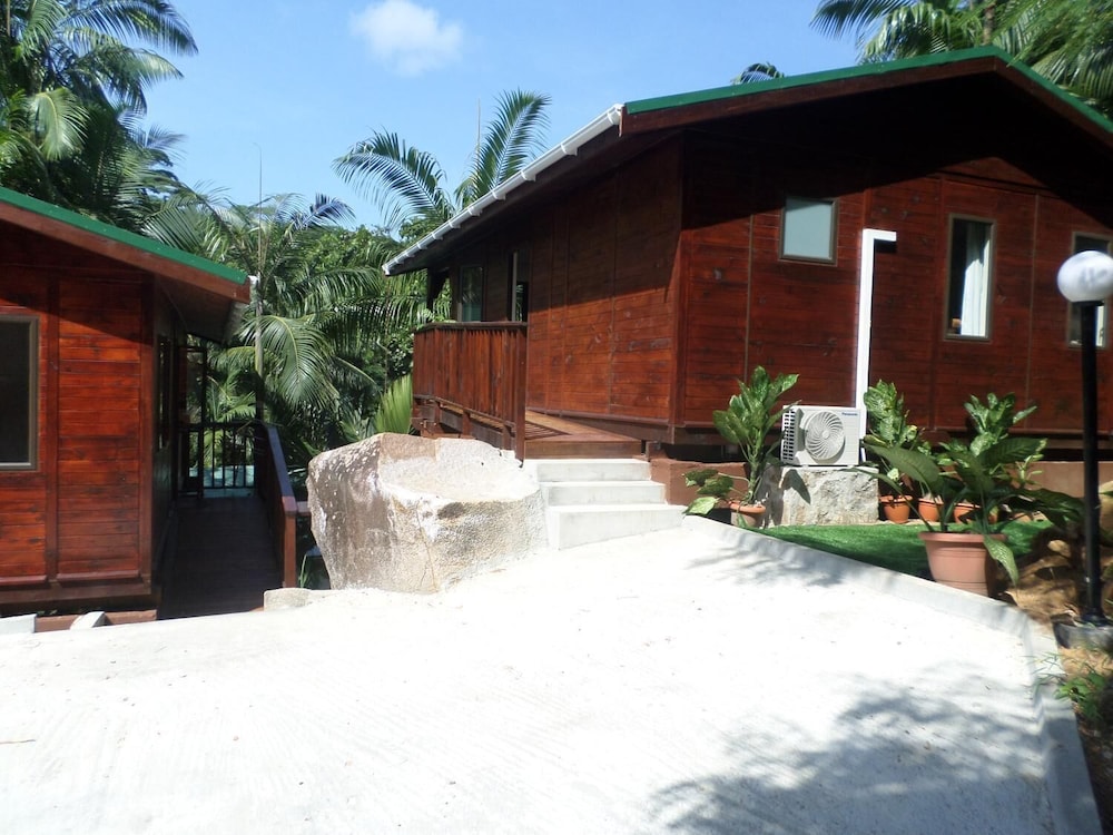 Hillside Retreat 10/42