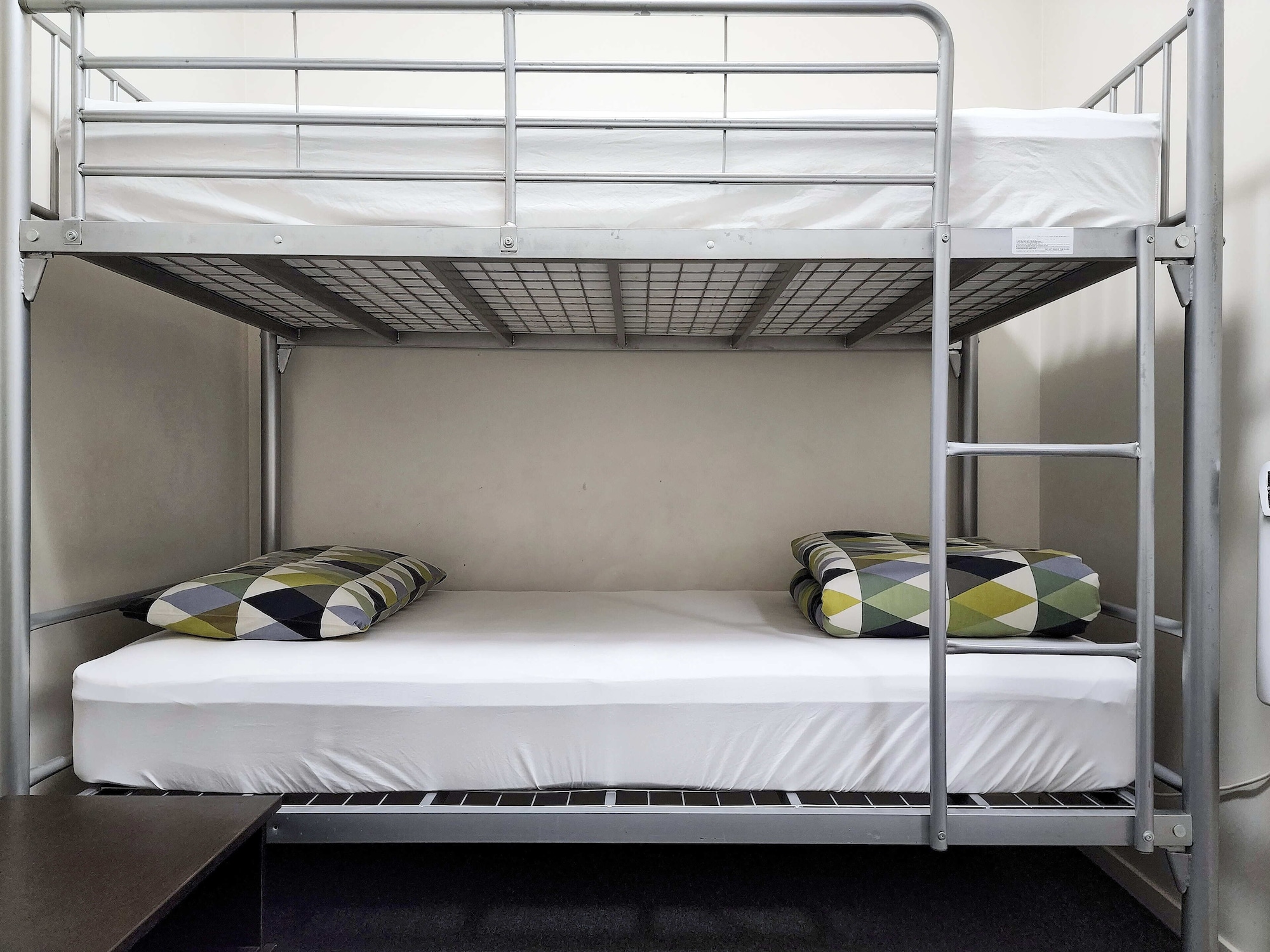 BASIC, TWIN BEDS, SHARED BATHROOM