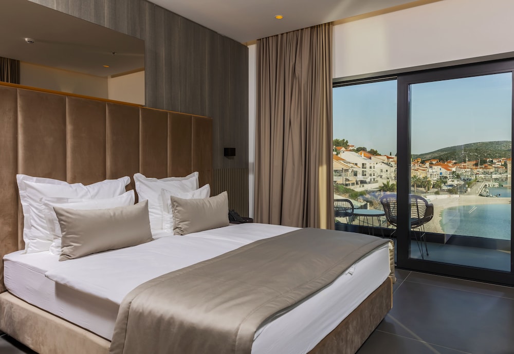 2 BEDROOMS, EXECUTIVE, SUITE, SEA VIEW, BALCONY