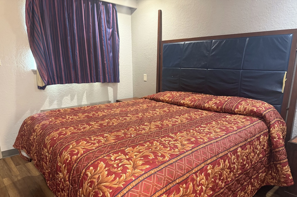 Queen Bed Accessible Non-Smoking