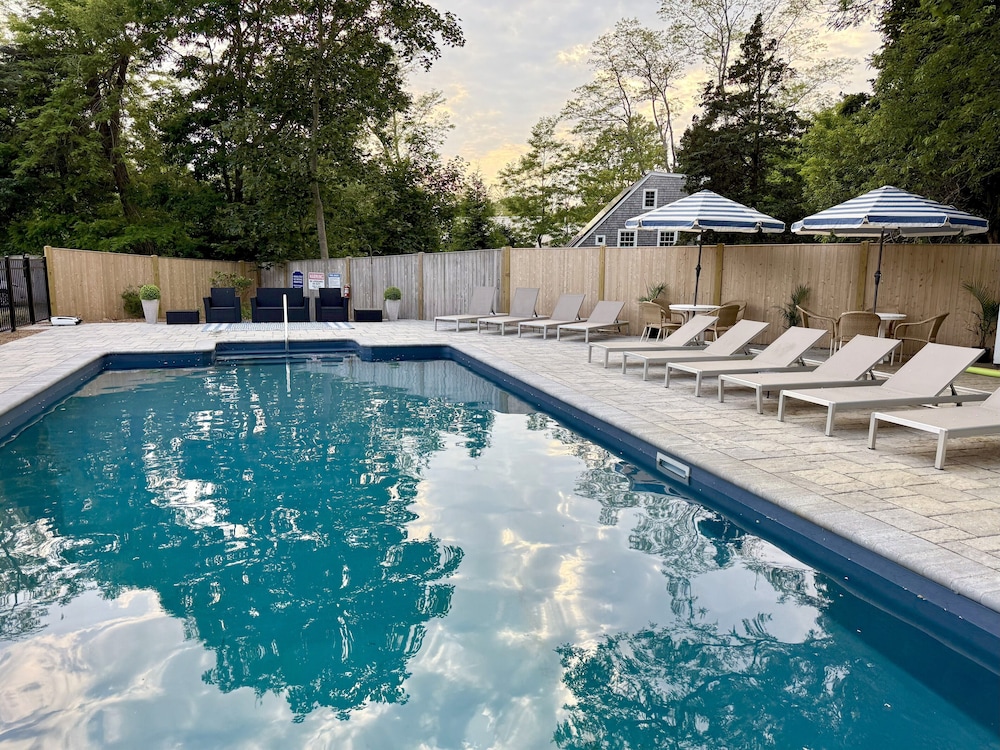 Cove Bluffs Inn 47/50
