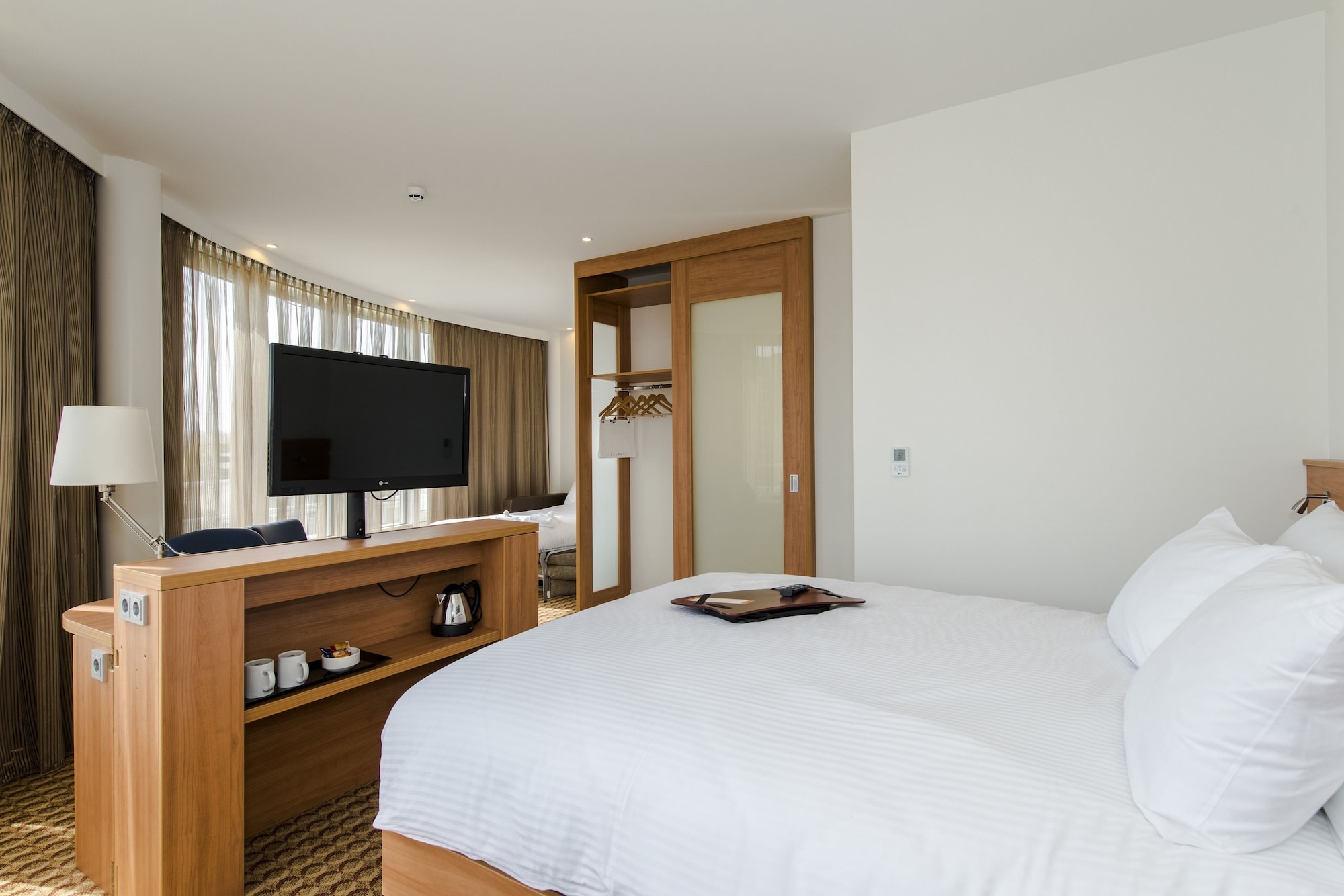 ROOM, QUEEN BED, SOFA, CORNER