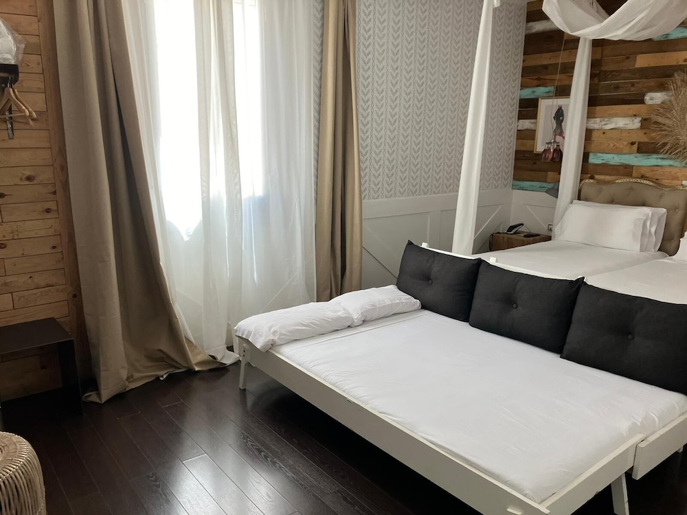 ROOM, QUADRUPLE