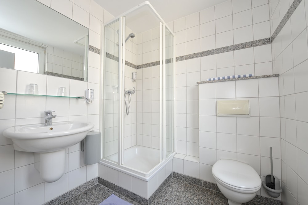 COMFORT, SINGLE, COURTYARD AREA