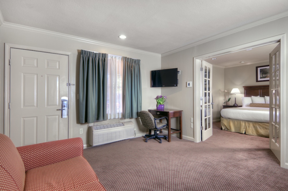 University Park Inn & Suites 32/38