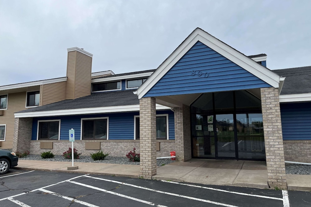 AmericInn by Wyndham Ladysmith 18/25