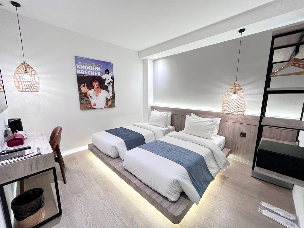 Room, Twin Beds, No Window