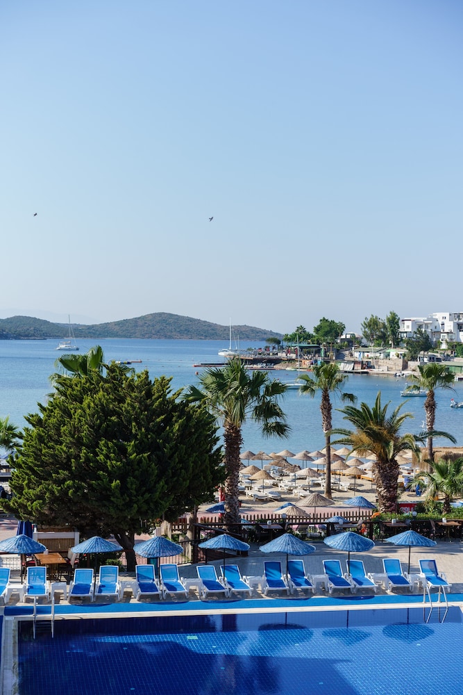 Costa Bitezhan Hotel 12/73