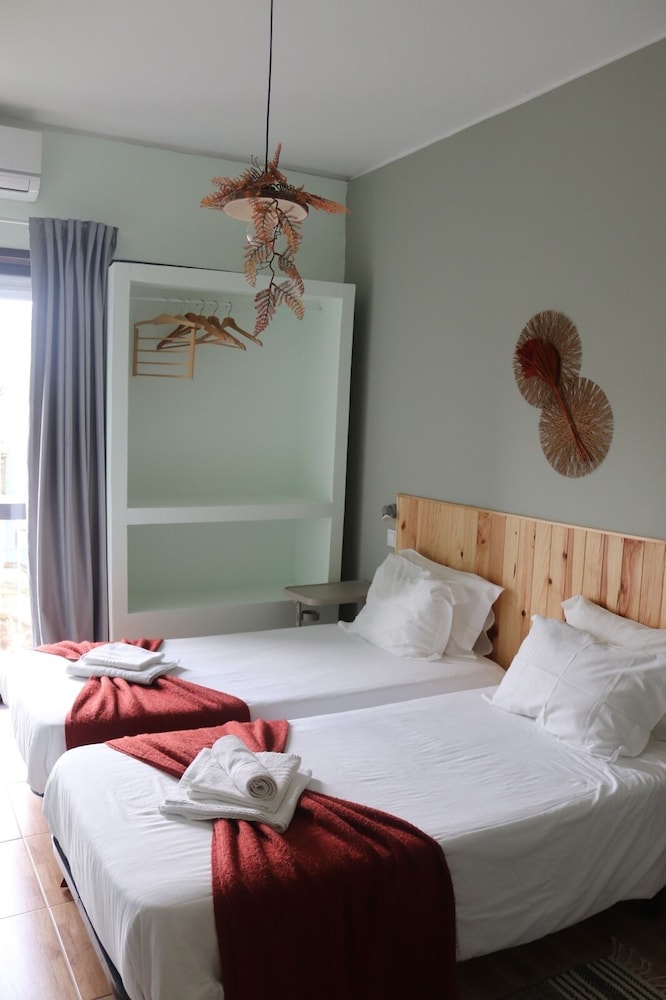 ROOM, TWIN BEDS