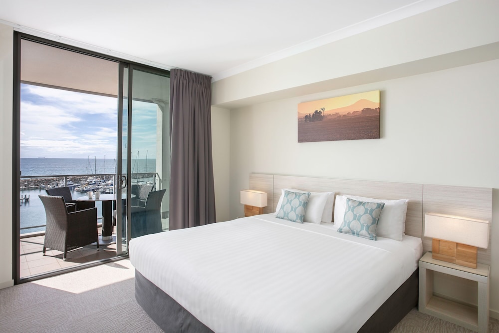 Mantra Geraldton 10/65