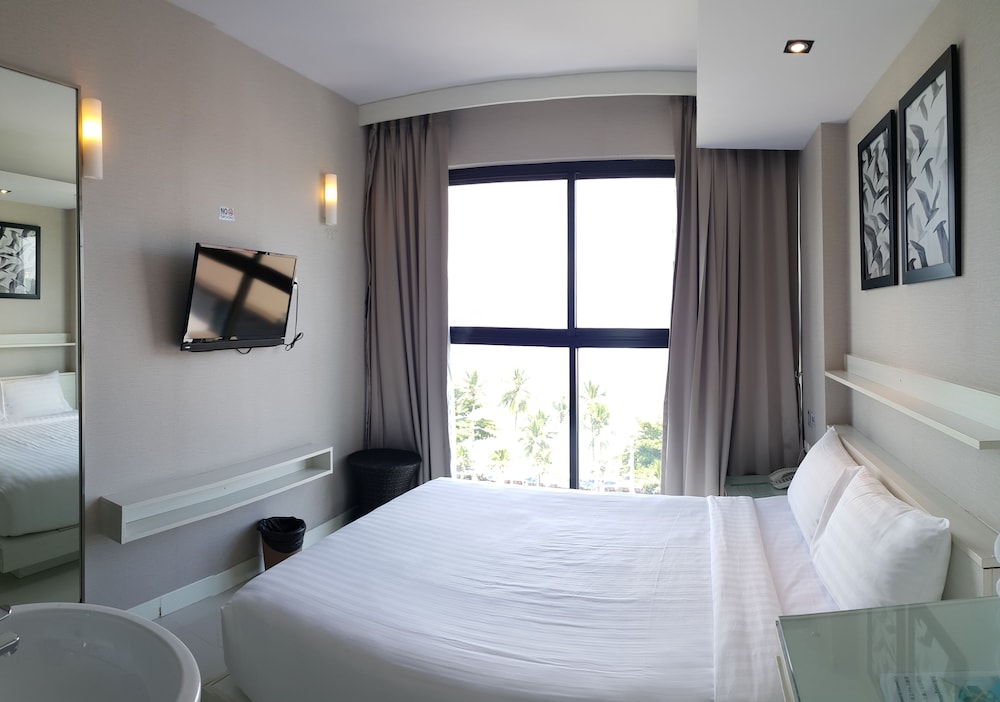 Serenotel Pattaya Beach Front 13/50