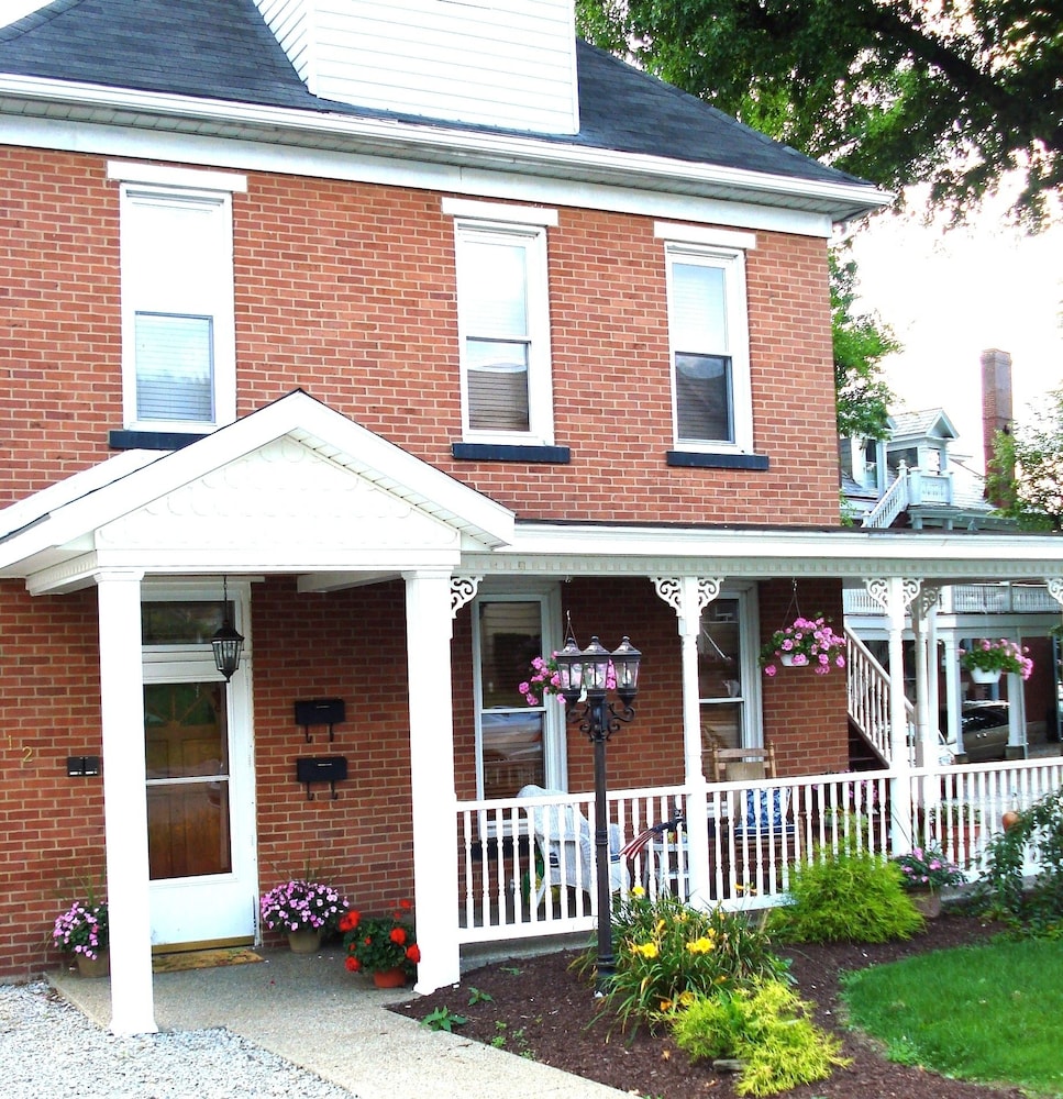 South Broadway Manor Bed and Breakfast 3/72