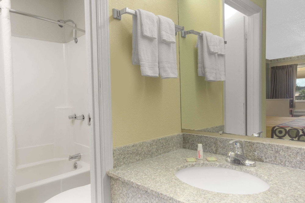 Super 8 By Wyndham Shreveport 5/28