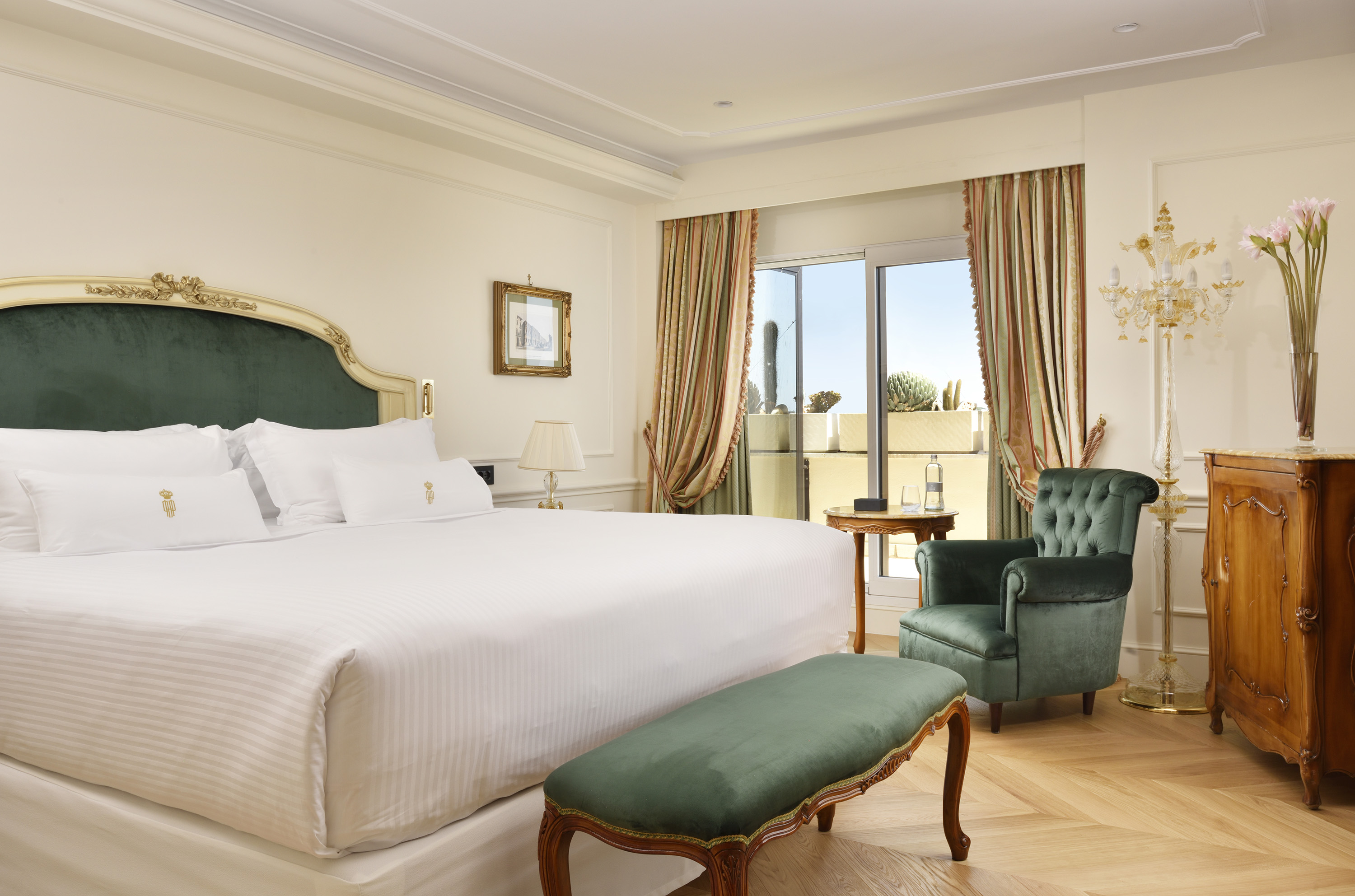 Executive, Suite