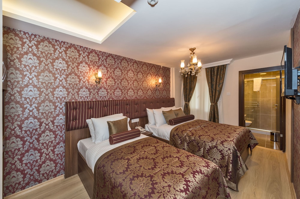 DELUXE TRIPLE  ROOM