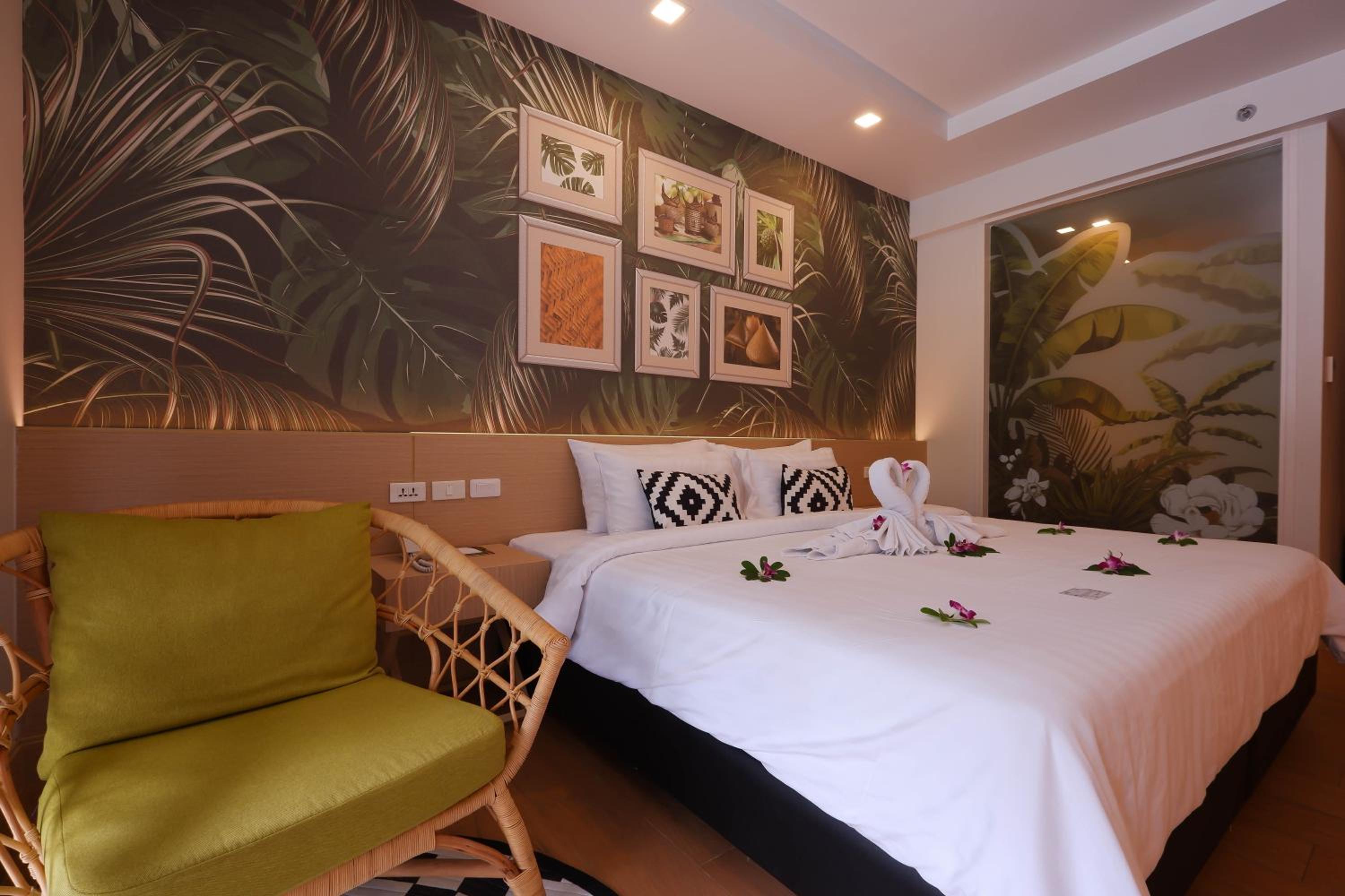 Deluxe, King Bed, Outdoor Jetted Tub