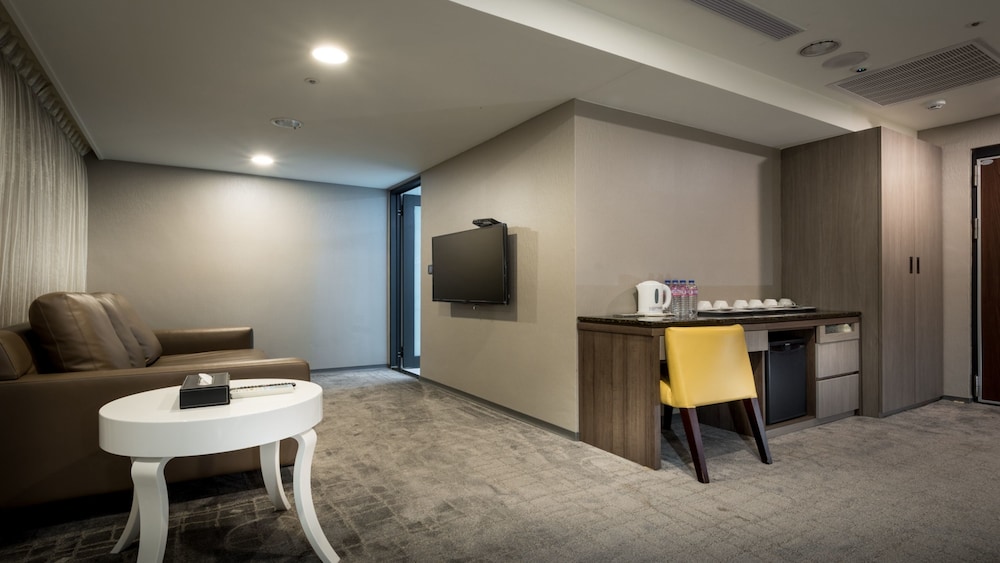 Zaw Jung Business Hotel 41/42