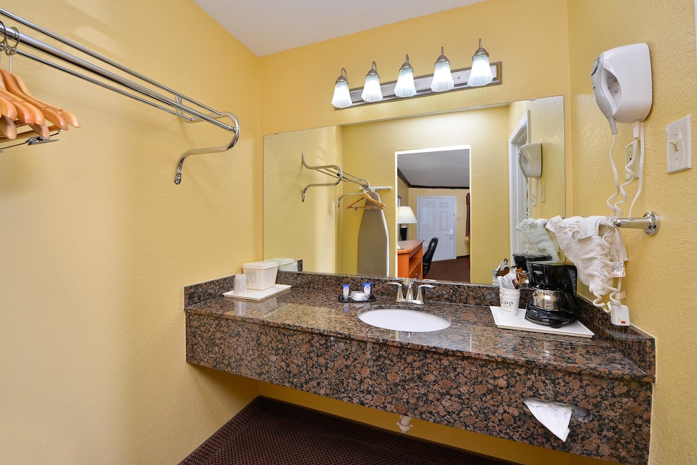 Xecutive Inn and Suites 16/37