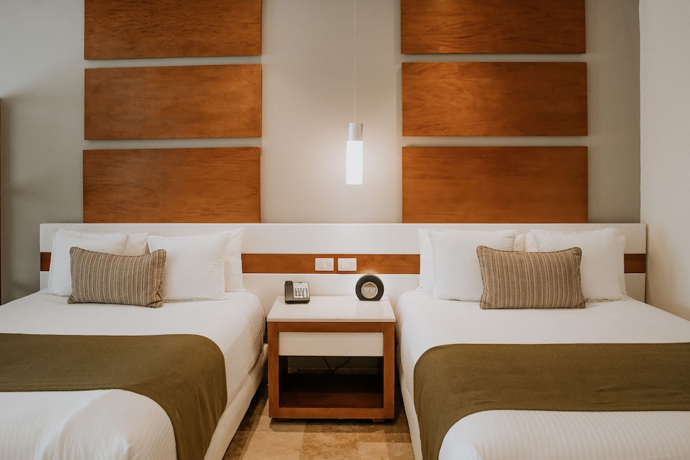 JUNIOR SUITE, DELUXE, PARTIAL OCEAN VIEW