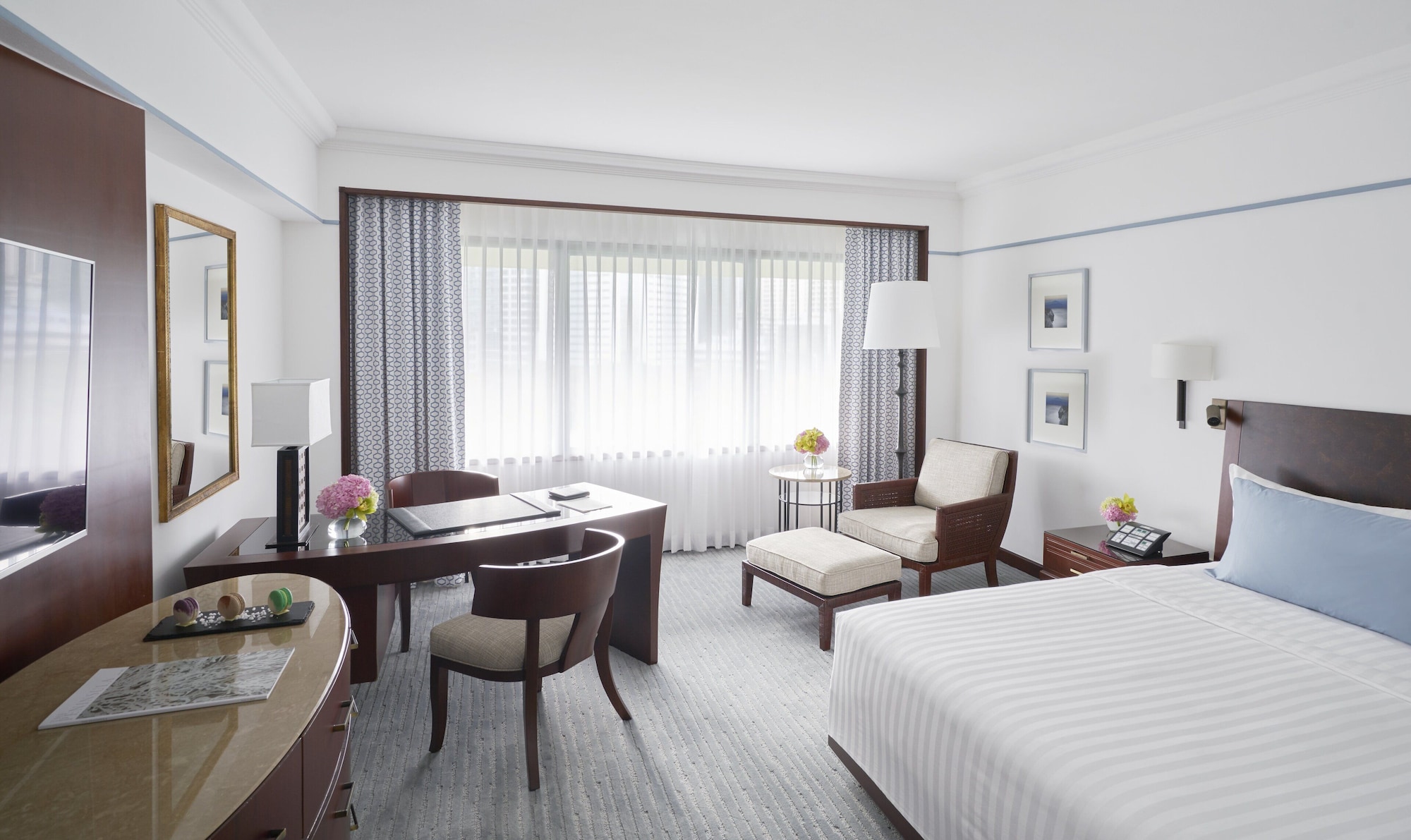 DELUXE, KING BED