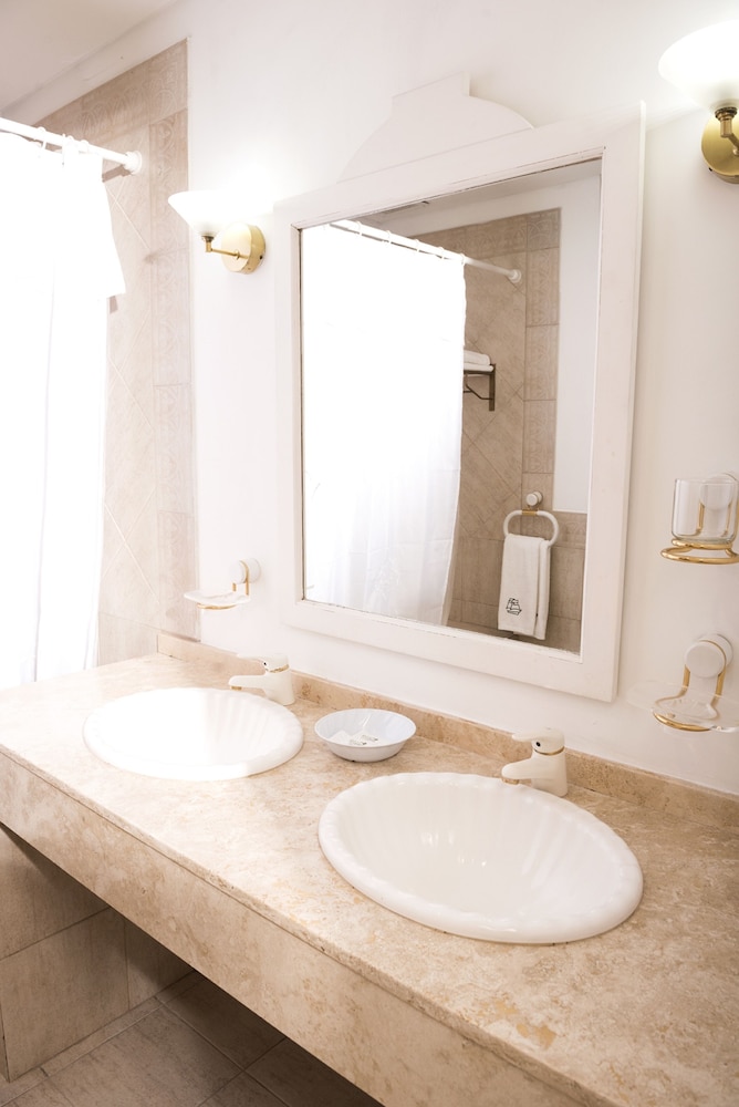 MAYFLOWER SUITES 39/42