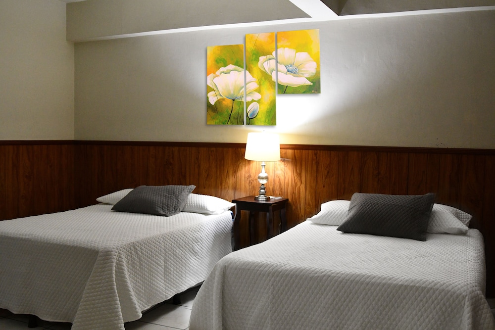 Hotel Manantiales El Salvador 11/52