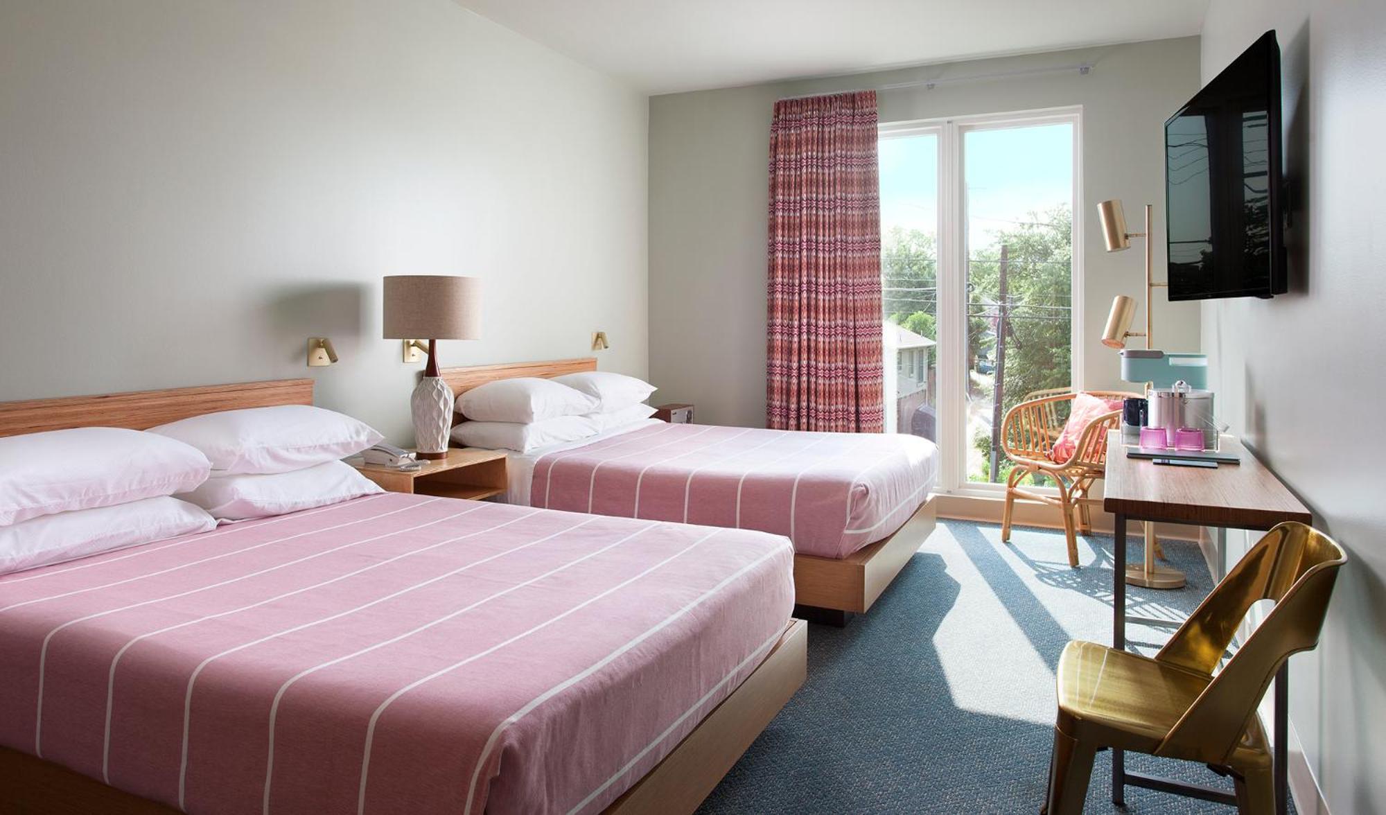 Murphy Bed, 2 Queen Beds