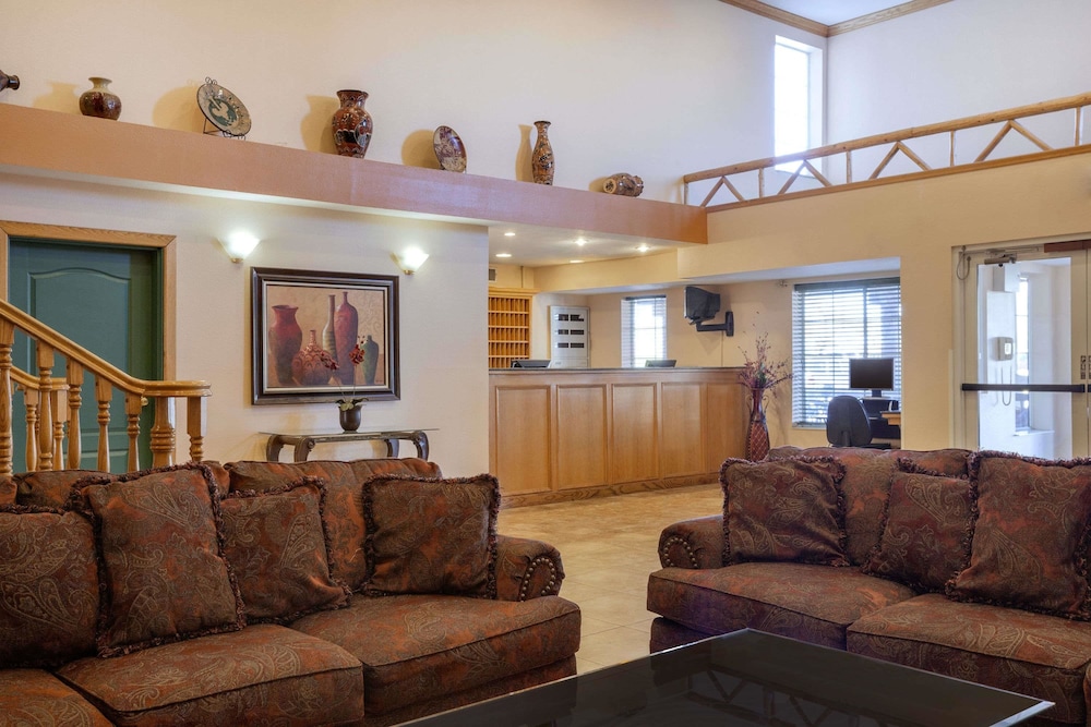 Days Inn & Suites Surprise 16/25