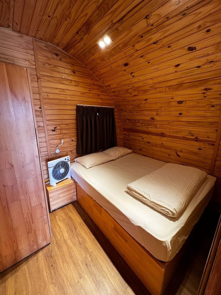 The Hobbit Bungalow 10/25