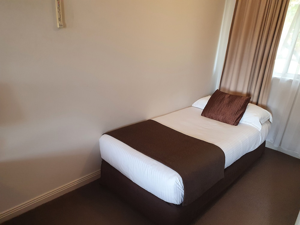 Mcnevins Tamworth 24/37