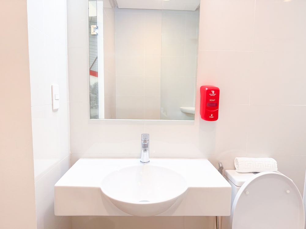 Red Planet Makati Amorsolo 51/56