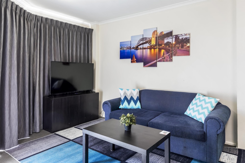 Metro Apartments on King Street 25/50