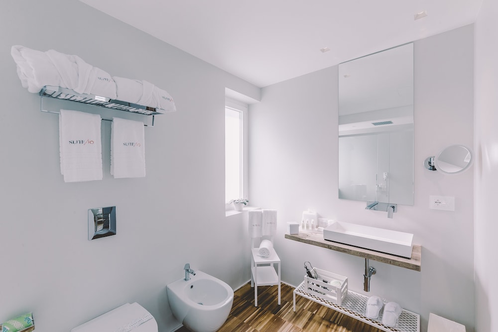Suite 10 Home Design & Spa 66/69