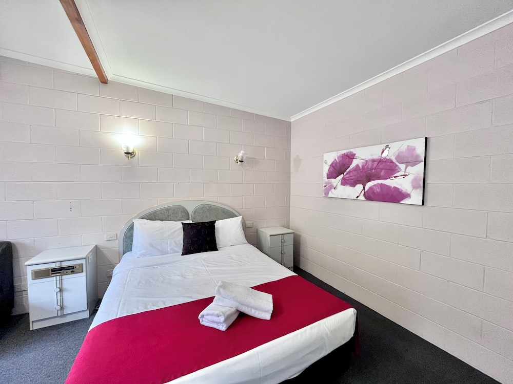 Motel, Superior, Queen Bed