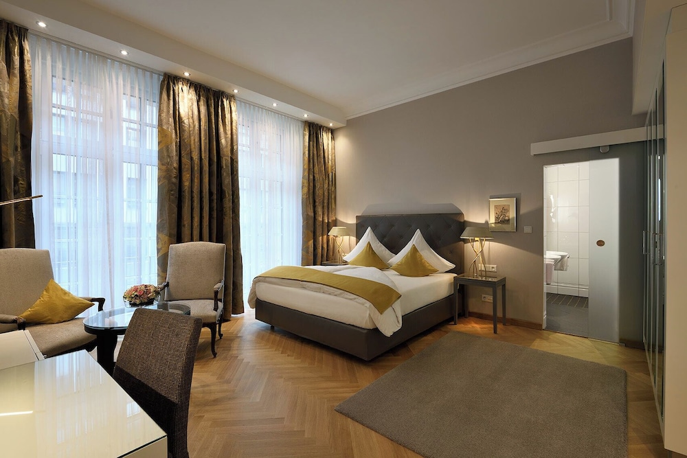 DELUXE, QUEEN BED