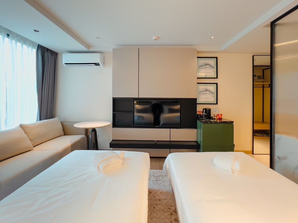 LUXURY, TWIN BEDS