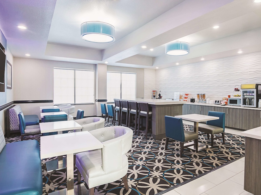 La Quinta Inn & Suites by Wyndham Ft. Worth - Forest Hill TX 39/49