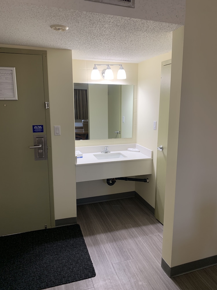 Fort St. John Motor Inn 48/50