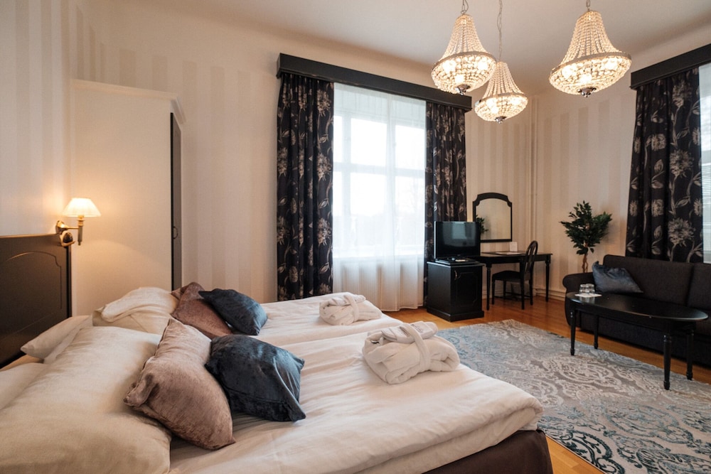 Badhotellet 12/50