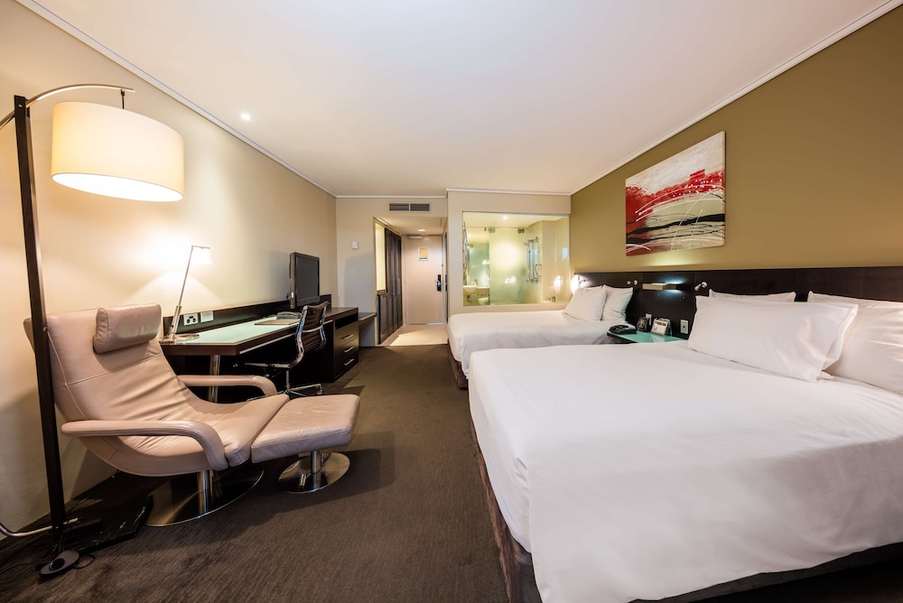 Hilton Cairns Hotel 19/85