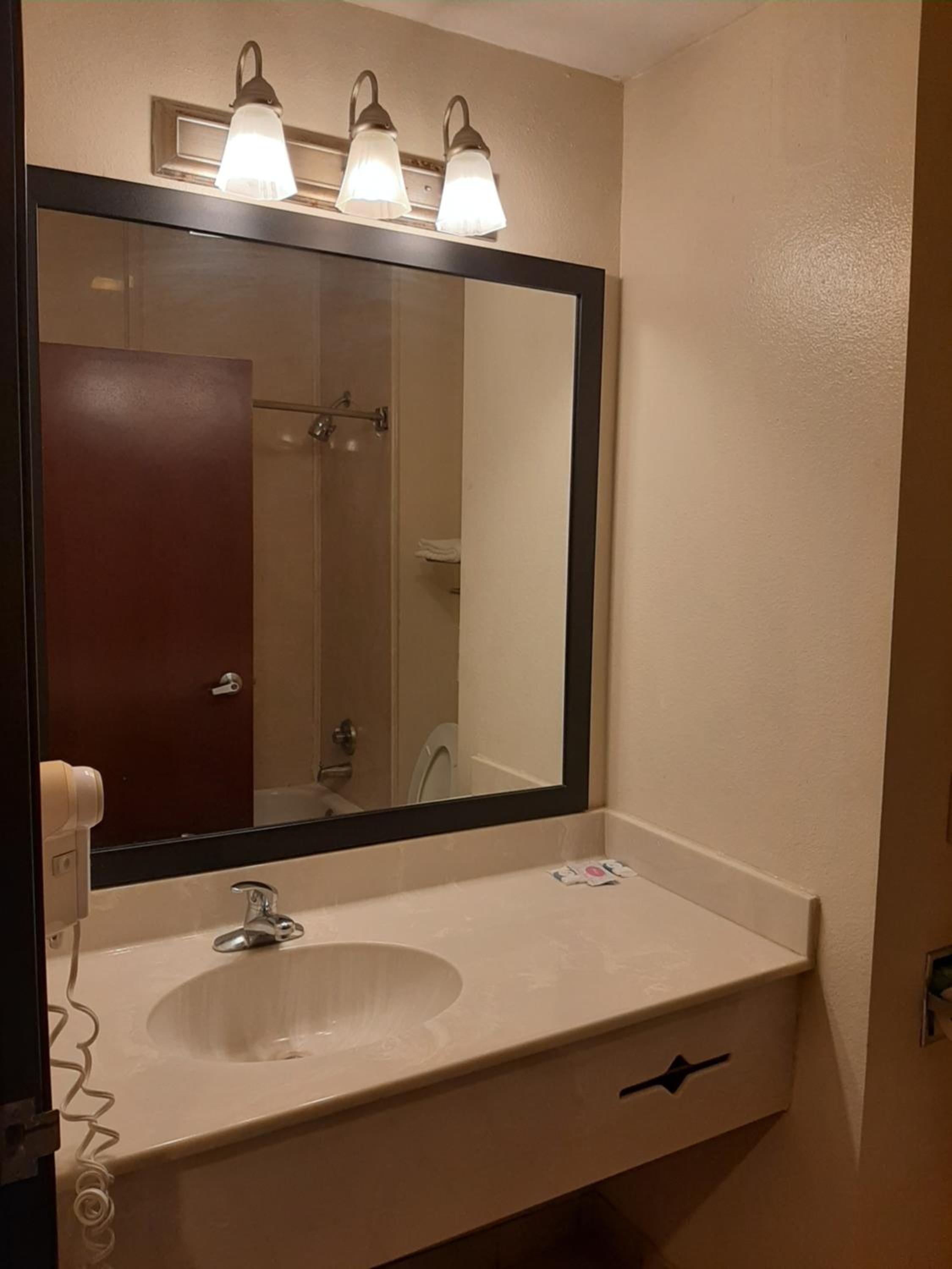 غرفة بسرير كينج، Baymont Inn And Suites Carthage 5/6