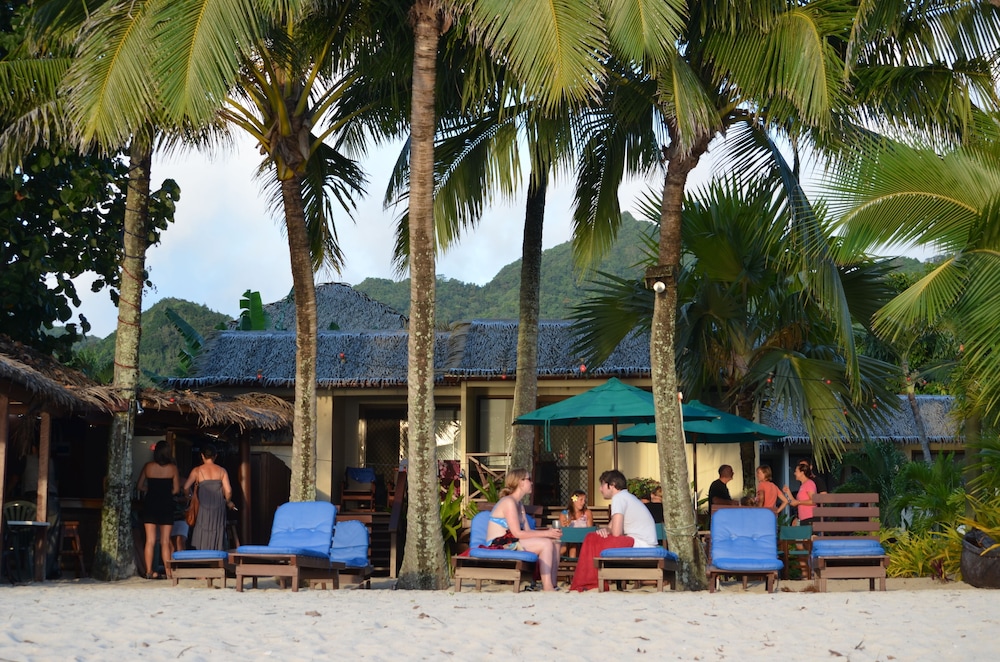 Castaway Resort 70/80