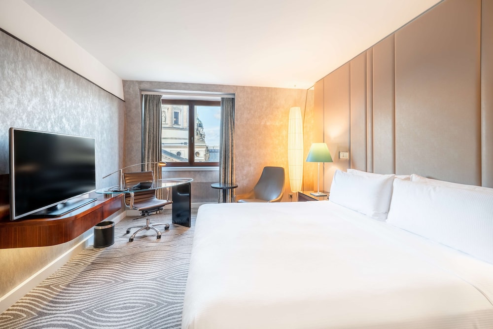 GUEST ROOM, KING BED, DOME VIEW