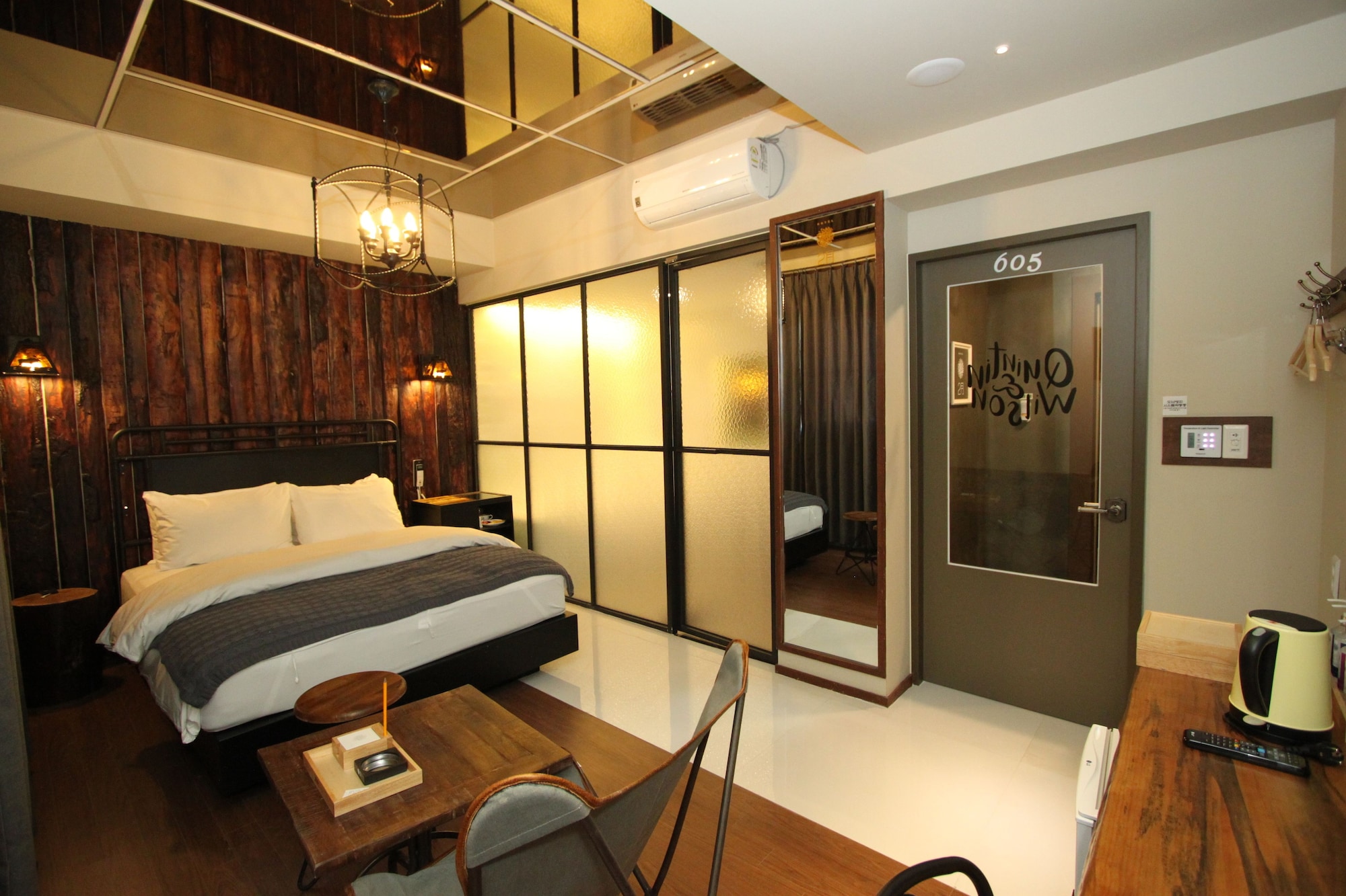 DELUXE, DOUBLE BED