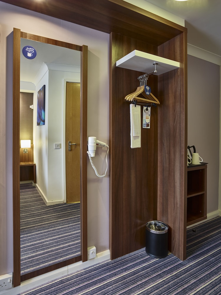 Holiday Inn Express Glenrothes 44/70